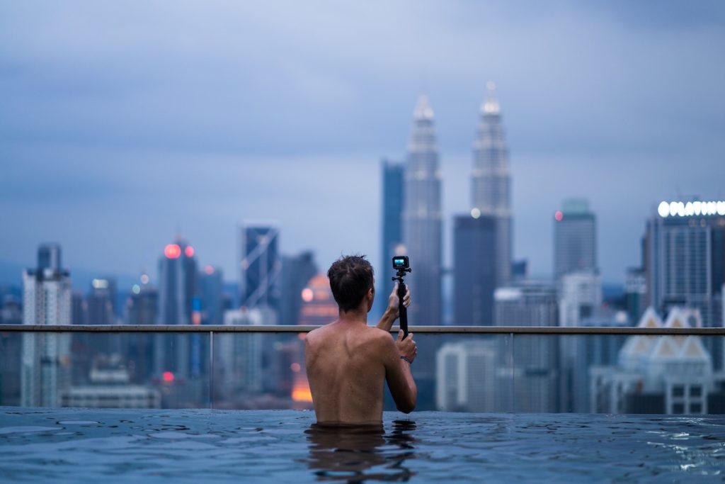 man in zwembad die video opneemt met GoPro-camera